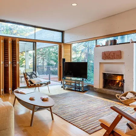 Vila Paradise Peek, Platres