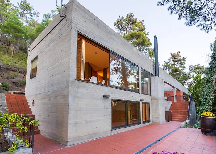 Paradise Peek, Vilă Platres